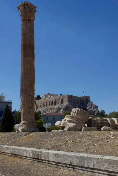Atheny Grecja Sierpnia 2016 Pozostałości Olimpijskiej Świątyni Zeusa Atenami Tle — Zdjęcie stockowe