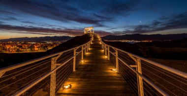 Eilat civarındaki taştan çöl parkı. İsrail 'in ünlü turistik beldesi ve eğlence merkezi.