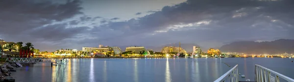 Vor Sonnenaufgang am zentralen Strand von Eilat, Israel, Panorama — Stockfoto