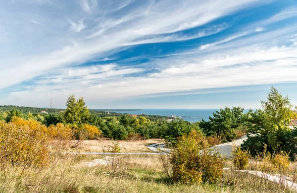 Nida köyü yakınlarındaki doğa, kum tepesi ve çam ormanı, marina, Curonian Spit, Litvanya
