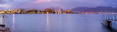 Güzel bir yaz gününde Trieste şehrinin manzarası
