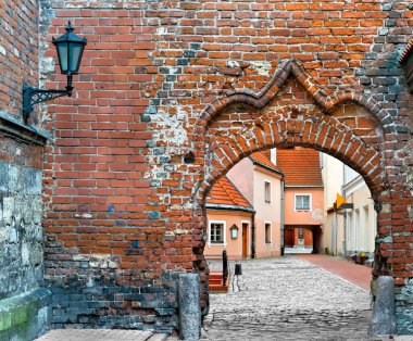 Pencereli eski tuğla duvar