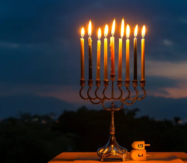 Feestelijke Compositie Voor Chanoeka Vakantie Met Brandende Kaarsen Lantaarn Nachts — Stockfoto