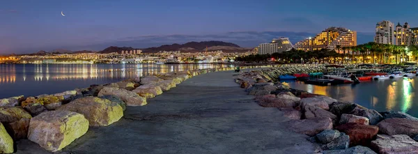 Foto Panorámica Del Balneario Verano Costa Barcos Cielo Del Atardecer —  Fotos de Stock