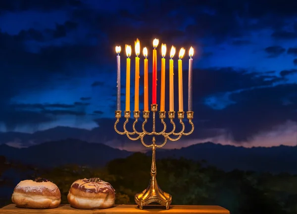 Composición Festiva Para Hanukkah Con Velas Encendidas Menorah Linterna Rosquillas — Foto de Stock