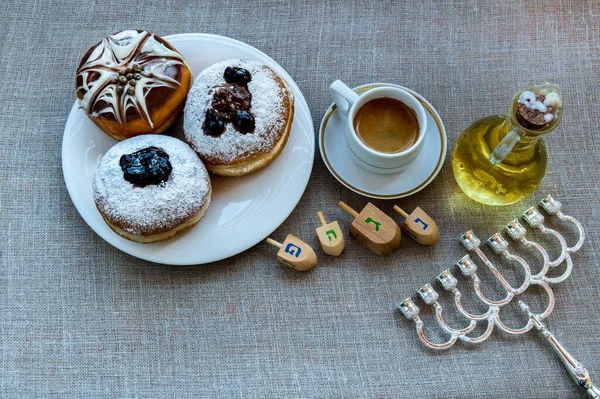 Bir fincan kahveli Hanuka çörekleri, geleneksel Yahudi bayramı yemekleri.