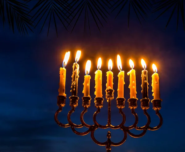 Composición Festiva Para Hanukkah Con Menorah Linterna Velas Encendidas Cielo — Foto de Stock