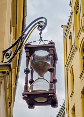 Duvardaki eski saat.