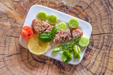 Salata yapraklı ızgara biftek.