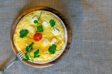 Peynirli ve otlu patates graten.