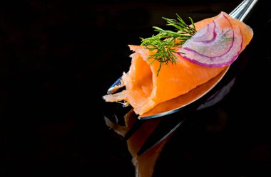 Salata yapraklı ve krem peynirli somon bifteği.