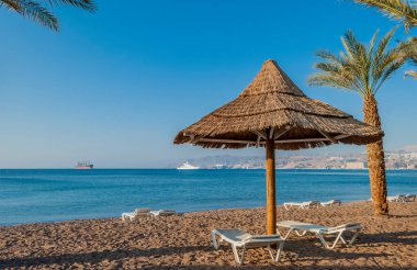 Akdeniz 'in kumlu sahillerinde şemsiyesi ve sandalyesi olan güzel tropikal plajlar.