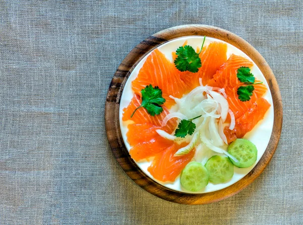 Aperitivo Pescado Salmón Rojo Limón Rodajas Pepino Sobre Tabla Madera — Foto de Stock