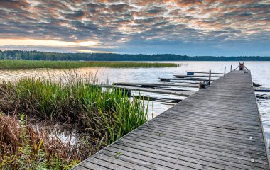 Göl kıyısındaki ahşap iskele