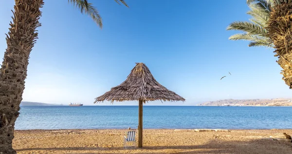 Akdeniz Kumlu Sahillerinde Plaj Şemsiyeleri Sandalyeler — Stok fotoğraf