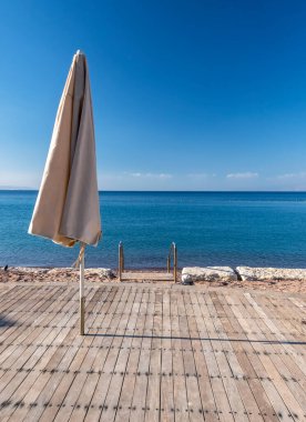 Denizde plaj sandalyeleri