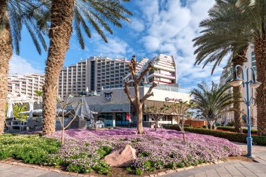 Plaj manzarası ve güzel bir tropik tatil köyü.