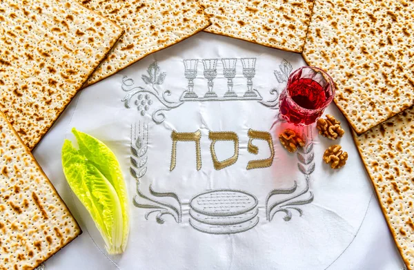 Traditionelles Essen Und Trinken Zur Feier Des Jüdischen Pessover Drei — Stockfoto