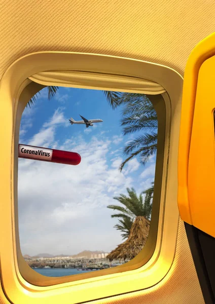 비행기 창에서 바라본다 여행과 제한의 코로나 바이러스의 유행으로 사람들이 여행하는 — 스톡 사진