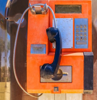 Telefonu olan eski kırmızı telefon kulübesi.