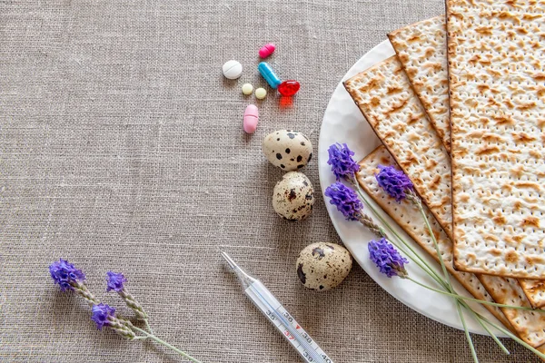 Paascompositie Met Kwarteleitjes Bloemen Houten Ondergrond — Stockfoto