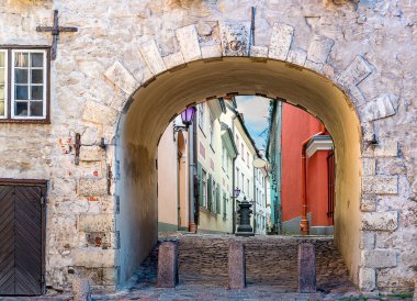 Eski geçitten dar ortaçağ caddesine bak. Eski Riga, Letonya