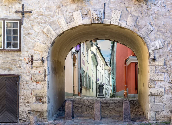 Vue Sur Rue Médiévale Étroite Travers Ancienne Porte Old Riga — Photo