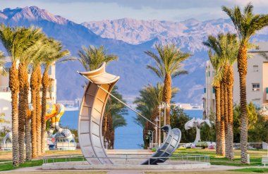 Ortadoğu 'daki palmiyelerin arasından dağlara ve Kızıl Deniz' e bak.