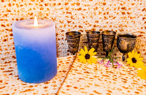 无酵面包成熟为背景 雏菊黄色花朵 四个旧银杯和为犹太逾越节晚会准备的点燃的蜡烛 — 图库照片
