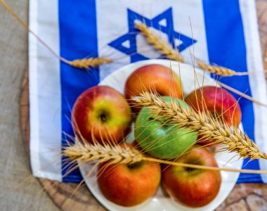 Arka planda buğday, elma ve bir bardak sütle şenlikli natürmort