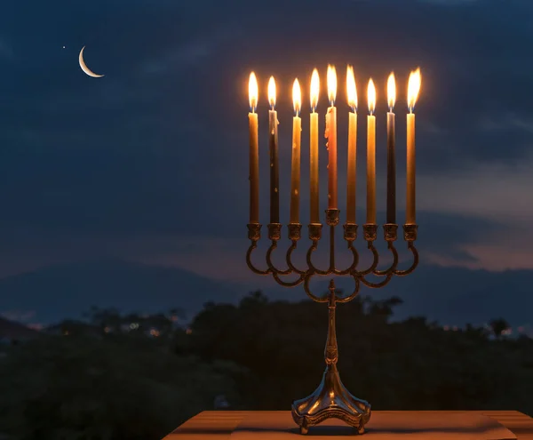 Menorah Met Brandende Kaarsen Tegen Wazig Bewolkte Ochtend Boven Bergen — Stockfoto