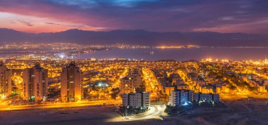 Eilat (İsrail) ve Akabe (Ürdün) şehirlerinde hava panoramik görüntüsü, fotoğraf şafak vakti, Orta Doğu