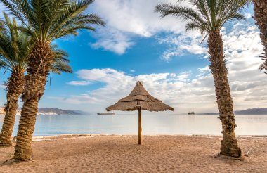 Eilat 'taki merkez halk plajında sabah - İsrail' in ünlü turistik beldesi ve eğlence şehri