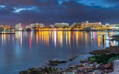 Eilat 'taki merkez halk plajında bir gece - İsrail' in ünlü turistik beldesi ve eğlence şehri, mutlu tatil, sağlıklı ve güvenli dinlenme kavramı
