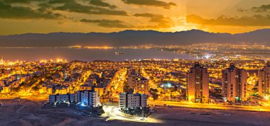 Eilat (İsrail) ve Akabe (Ürdün) şehirlerinde hava panoramik görünümü