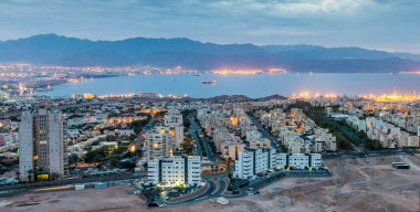 İsrail 'in Eilat kentini çevreleyen taş tepelerden panoramik gece görüntüsü alındı