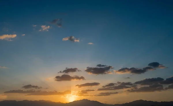 Puesta Sol Montaña Cielo Con Nubes —  Fotos de Stock