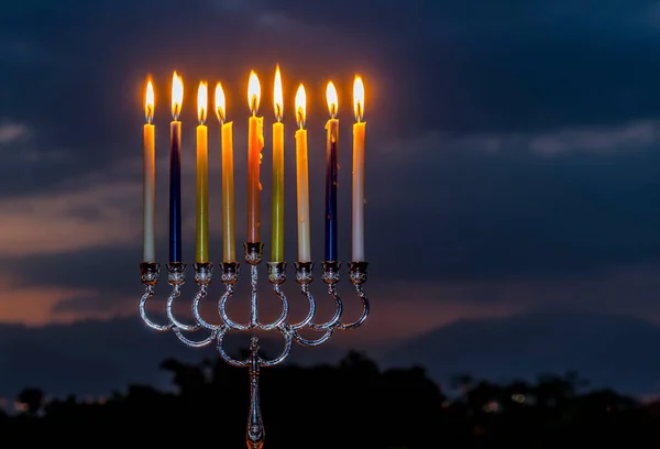 Menorah Met Brandende Kaarsen Tegen Wazig Bewolkte Ochtend Boven Bergen — Stockfoto