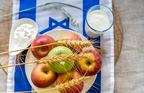 Ünnepi Csendélet Kép Búzával Almával Egy Pohár Tejjel Izraeli Zászlón — Stock Fotó