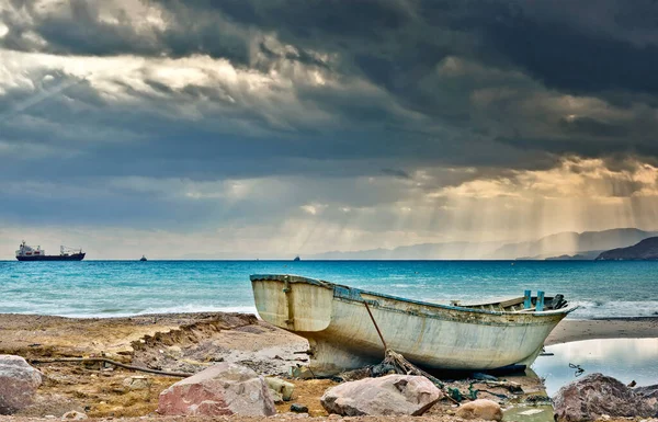 Ankrade Gamla Fiskebåt Efter Tropisk Storm Nära Fiskare — Stockfoto