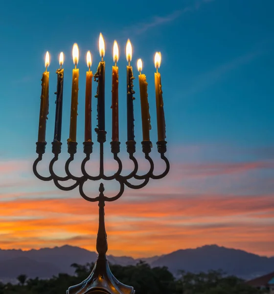 Menorah Met Brandende Kaarsen Tegen Wazig Bewolkte Ochtend Boven Bergen — Stockfoto