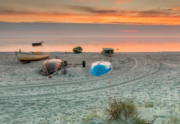 バルト海の伝統的な地元の協同漁業にまだ使用されている小さな漁船と沿岸の風景 — ストック写真