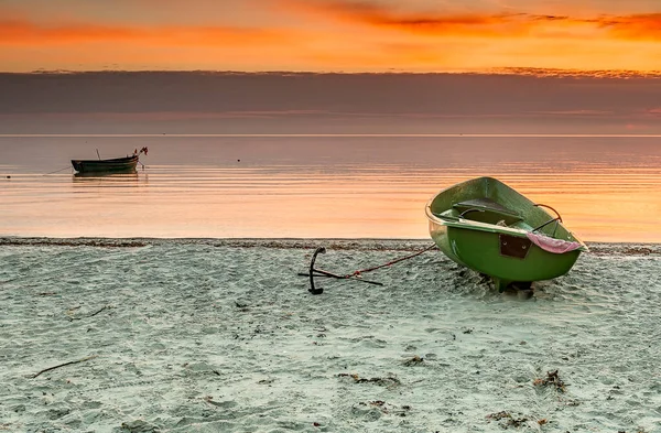 Kustlandskap Med Liten Fiskebåt Som Fortfarande Används För Traditionellt Lokalt — Stockfoto