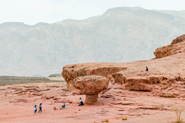 Dağlar, kayalar ve turistler ile kumtaşı jeolojik manzarası 