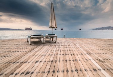 Güzel bir iskele ve deniz manzarası.