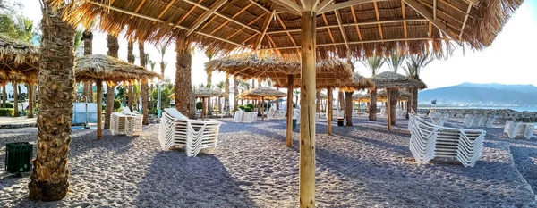 Resort Verão Com Praia Espreguiçadeiras — Fotografia de Stock
