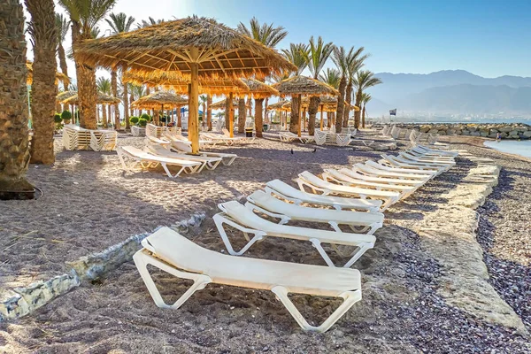 Resort Verão Com Praia Areia Espreguiçadeiras — Fotografia de Stock
