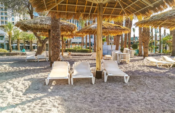 Resort Verão Com Praia Areia Espreguiçadeiras — Fotografia de Stock