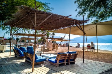 Plaj ve şezlonglu yaz tatili