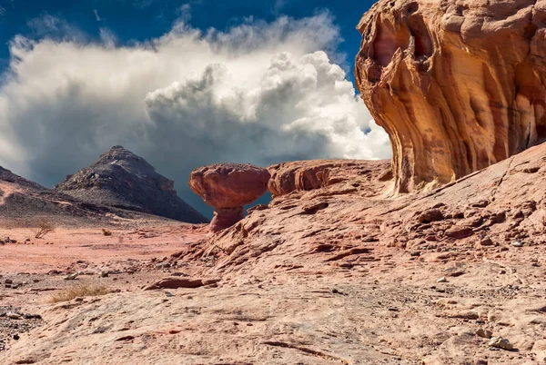 Duna Cañón Piedra Arenisca Con Enormes Rocas Cielo Con Nubes —  Fotos de Stock